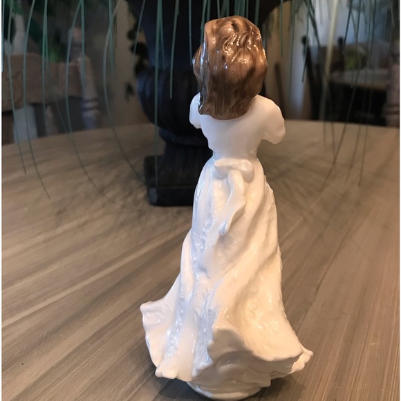 ROYAL DOULTON "FORGET-ME-NOT" PORCELAIN FIGURINE HN3388 ENGLAND. - Picture 2 of 5